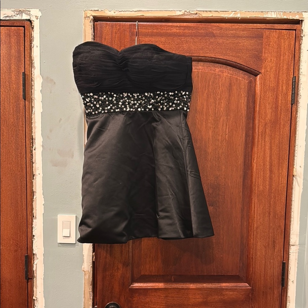 Elegant Black Strapless Dress with Embellished Waist Cocktail